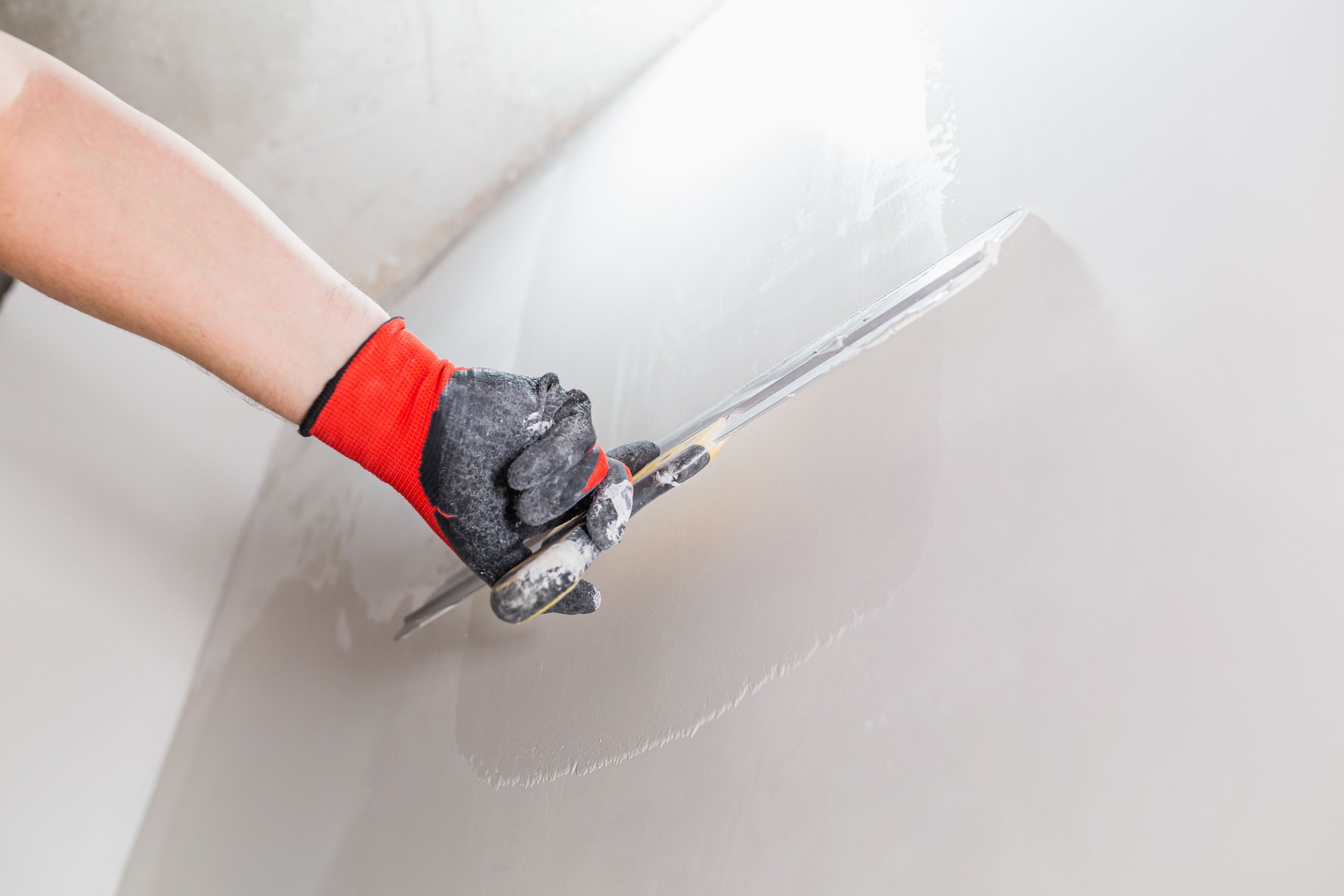 Interior finishing work on leveling walls